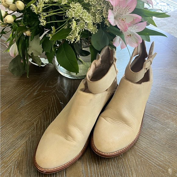 Cut out cream ankle booties - Picture 8 of 8